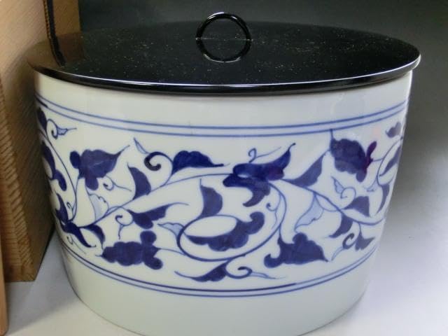 水指■砥部焼 佐川 作 染付唐草紋 大振り水さし 大きい 共箱 漆器蓋 お茶道具 水指砥部焼 佐川 作 染付唐草紋 大振り水さし 大きい 共箱 漆器